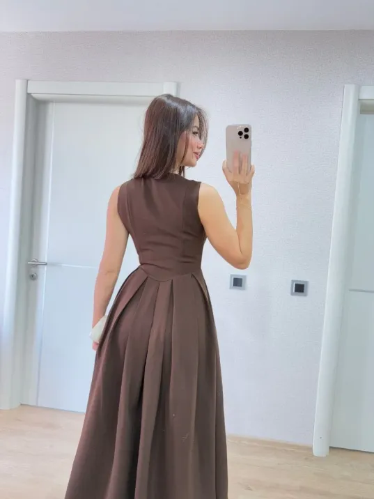 V yaka Krep Arka Ön Pens Detaylı Uzun Kolsuz Elbise- Kahverengi V yaka Krep Arka Ön Pens Detaylı Uzun Kolsuz Elbise- Kahverengi