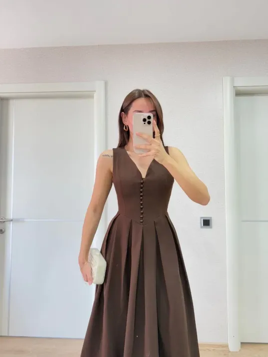 V yaka Krep Arka Ön Pens Detaylı Uzun Kolsuz Elbise- Kahverengi V yaka Krep Arka Ön Pens Detaylı Uzun Kolsuz Elbise- Kahverengi