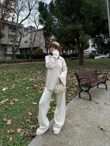 Yakalı Cizgi Detaylı Triko İkili Takım - Beyaz Yakalı Cizgi Detaylı Triko İkili Takım - Beyaz