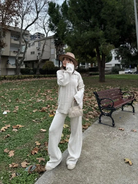 Yakalı Cizgi Detaylı Triko İkili Takım - Beyaz Yakalı Cizgi Detaylı Triko İkili Takım - Beyaz