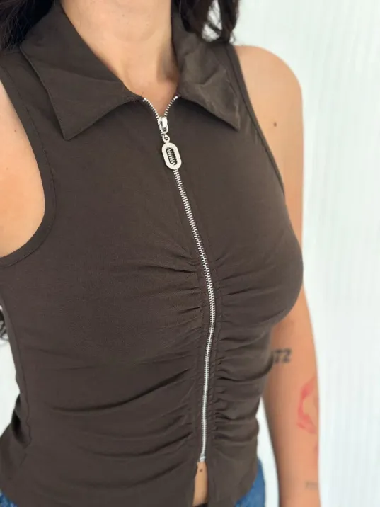 Yakalı Tam Fermuarlı Kolsuz Bluz - Kahverengi Yakalı Tam Fermuarlı Kolsuz Bluz - Kahverengi