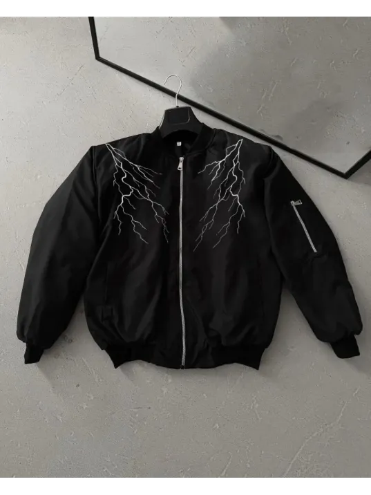 Unisex Siyah Bomber Mont – Beyaz Şimşek Desenli, Fermuarlı Cepli, Kapitone Astarlı Sokak Stili Günlük Ceket - Siyah Unisex Siyah Bomber Mont – Beyaz Şimşek Desenli, Fermuarlı Cepli, Kapitone Astarlı Sokak Stili Günlük Ceket - Siyah