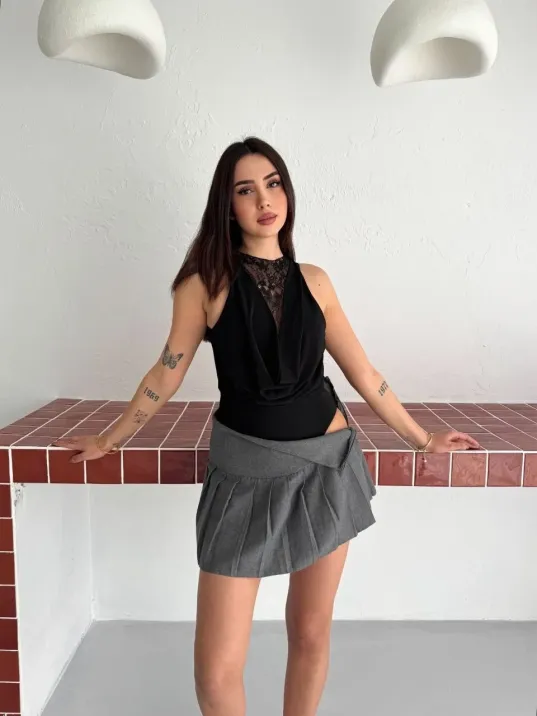 Kadın Dantel Detaylı Derin Dekolte Body Şık Kolsuz Yazlık Bodysuit - Siyah Kadın Dantel Detaylı Derin Dekolte Body Şık Kolsuz Yazlık Bodysuit - Siyah