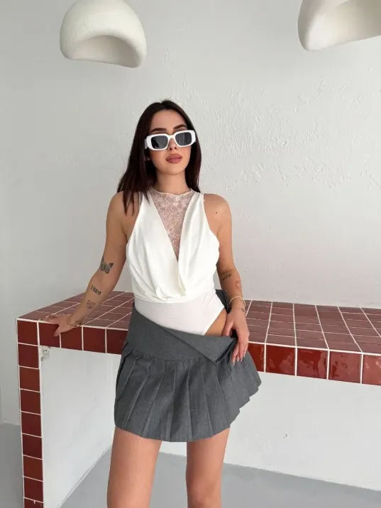 Kadın Dantel Detaylı Derin Dekolte Body Şık Kolsuz Yazlık Bodysuit - Beyaz Kadın Dantel Detaylı Derin Dekolte Body Şık Kolsuz Yazlık Bodysuit - Beyaz