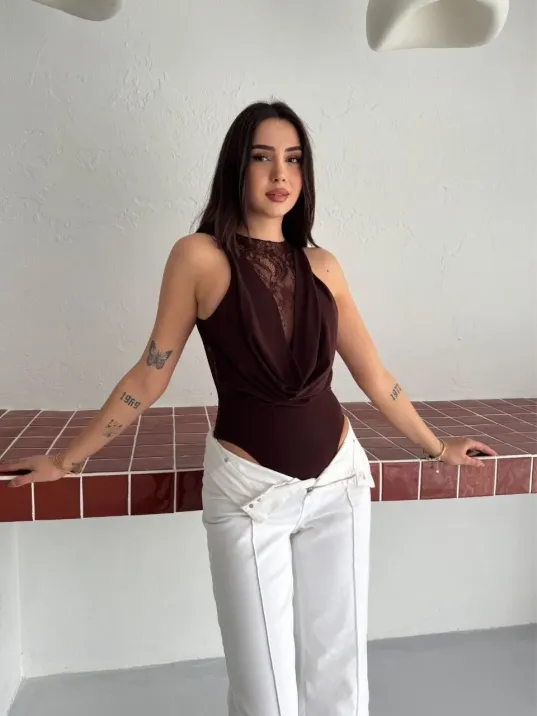 Kadın Dantel Detaylı Derin Dekolte Body Şık Kolsuz Yazlık Bodysuit - Kahvrenegi