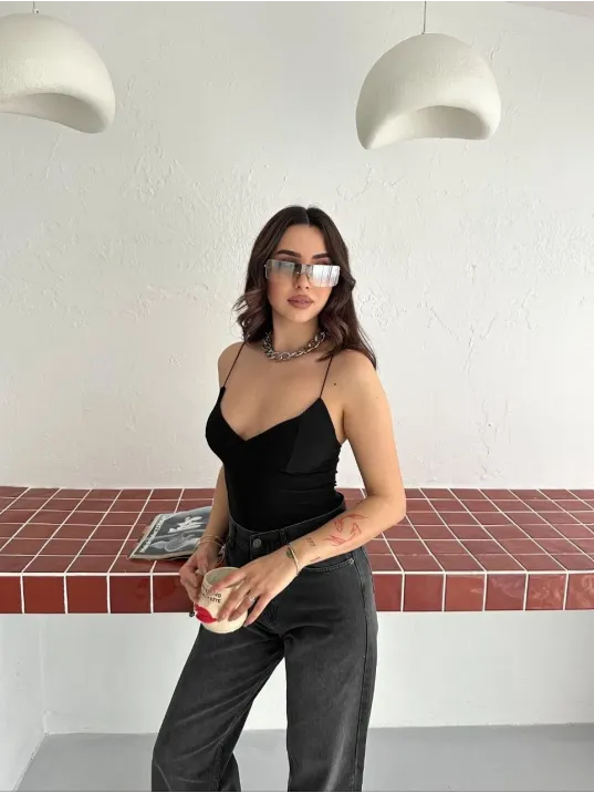 Kadın Derin Dekolte Askılı Body Sırt Dekolteli Şık Kolsuz Yazlık Bodysuit - Siyah Kadın Derin Dekolte Askılı Body Sırt Dekolteli Şık Kolsuz Yazlık Bodysuit - Siyah