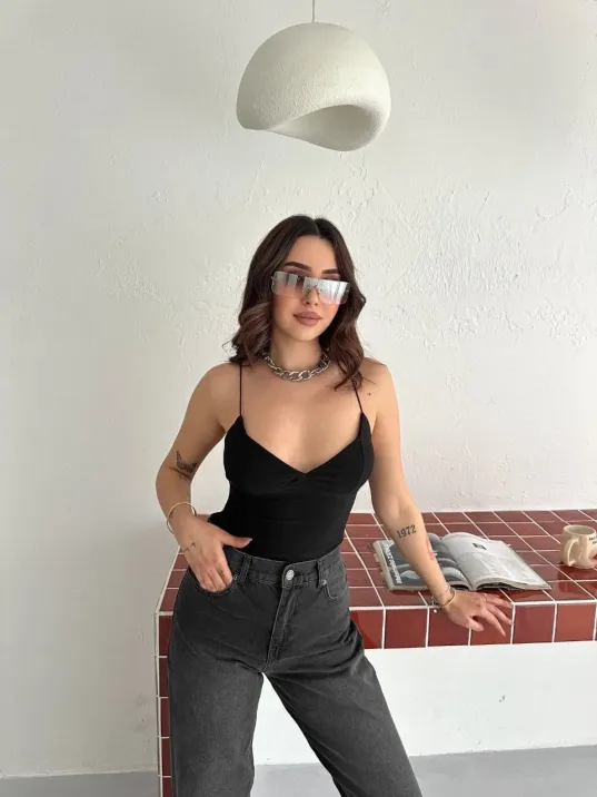 Kadın Derin Dekolte Askılı Body Sırt Dekolteli Şık Kolsuz Yazlık Bodysuit - Siyah Kadın Derin Dekolte Askılı Body Sırt Dekolteli Şık Kolsuz Yazlık Bodysuit - Siyah
