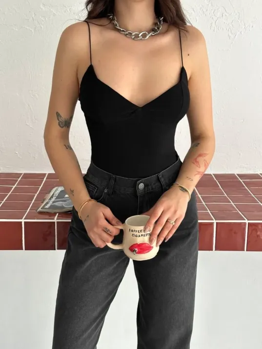 Kadın Derin Dekolte Askılı Body Sırt Dekolteli Şık Kolsuz Yazlık Bodysuit - Siyah Kadın Derin Dekolte Askılı Body Sırt Dekolteli Şık Kolsuz Yazlık Bodysuit - Siyah
