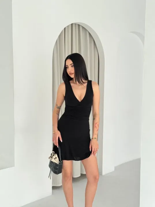 Kadın Derin V Yaka Sırt Dekolteli Mini Elbise Drapeli Şık Kolsuz - Siyah Kadın Derin V Yaka Sırt Dekolteli Mini Elbise Drapeli Şık Kolsuz - Siyah