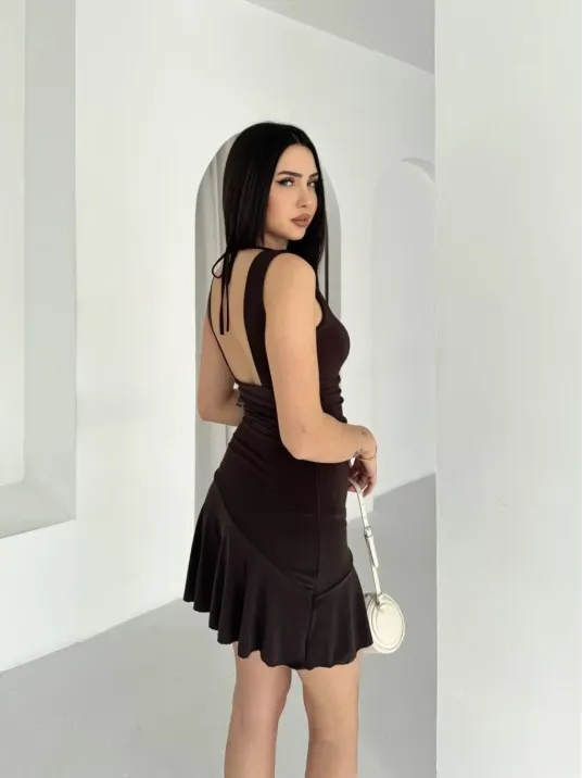 Kadın Derin V Yaka Sırt Dekolteli Mini Elbise Drapeli Şık Kolsuz - Kahverengi