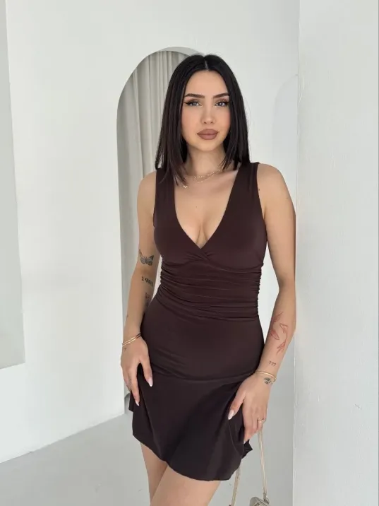 Kadın Derin V Yaka Sırt Dekolteli Mini Elbise Drapeli Şık Kolsuz - Kahverengi