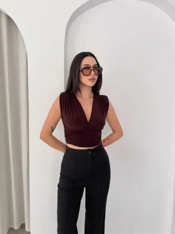 Kadın Vatkalı Kolsuz V Yaka Drapeli Crop Bluz Likralı Fit - Kahverengi