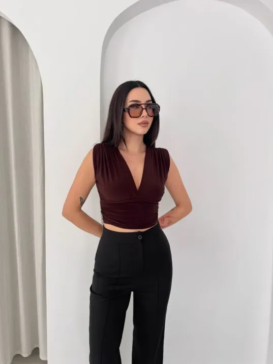 Kadın Vatkalı Kolsuz V Yaka Drapeli Crop Bluz Likralı Fit - Kahverengi Kadın Vatkalı Kolsuz V Yaka Drapeli Crop Bluz Likralı Fit - Kahverengi