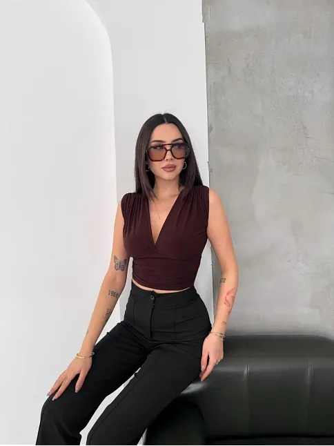 Kadın Vatkalı Kolsuz V Yaka Drapeli Crop Bluz Likralı Fit - Kahverengi