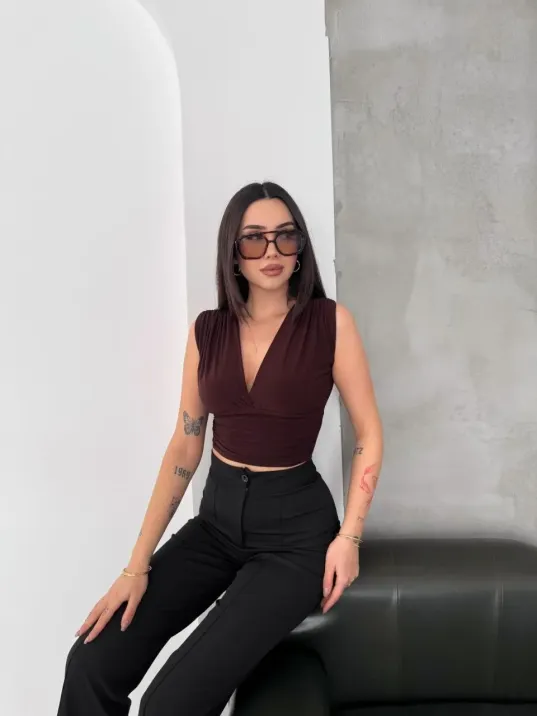 Kadın Vatkalı Kolsuz V Yaka Drapeli Crop Bluz Likralı Fit - Kahverengi Kadın Vatkalı Kolsuz V Yaka Drapeli Crop Bluz Likralı Fit - Kahverengi