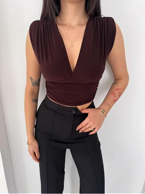Kadın Vatkalı Kolsuz V Yaka Drapeli Crop Bluz Likralı Fit - Kahverengi