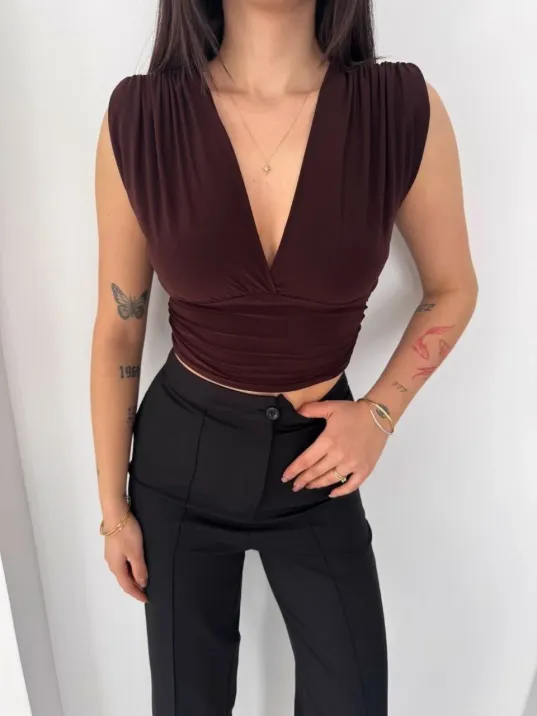 Kadın Vatkalı Kolsuz V Yaka Drapeli Crop Bluz Likralı Fit - Kahverengi Kadın Vatkalı Kolsuz V Yaka Drapeli Crop Bluz Likralı Fit - Kahverengi