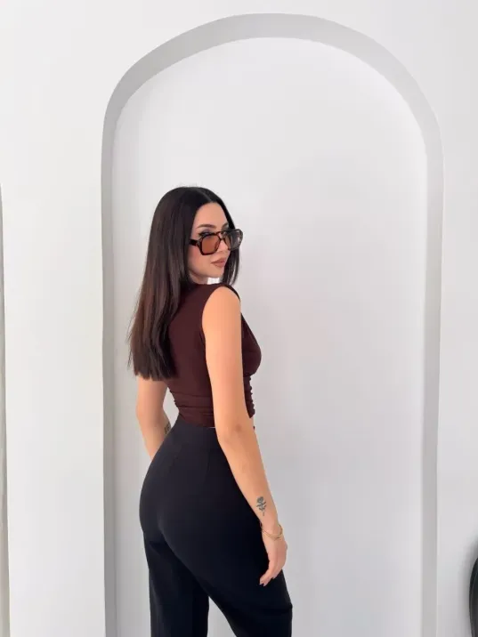 Kadın Vatkalı Kolsuz V Yaka Drapeli Crop Bluz Likralı Fit - Kahverengi Kadın Vatkalı Kolsuz V Yaka Drapeli Crop Bluz Likralı Fit - Kahverengi