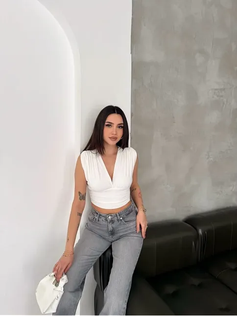 Kadın Vatkalı Kolsuz V Yaka Drapeli Crop Bluz Likralı Fit - Beyaz
