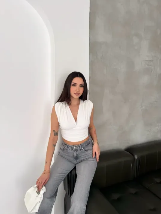 Kadın Vatkalı Kolsuz V Yaka Drapeli Crop Bluz Likralı Fit - Beyaz Kadın Vatkalı Kolsuz V Yaka Drapeli Crop Bluz Likralı Fit - Beyaz