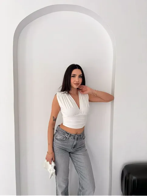 Kadın Vatkalı Kolsuz V Yaka Drapeli Crop Bluz Likralı Fit - Beyaz
