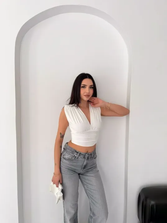 Kadın Vatkalı Kolsuz V Yaka Drapeli Crop Bluz Likralı Fit - Beyaz Kadın Vatkalı Kolsuz V Yaka Drapeli Crop Bluz Likralı Fit - Beyaz
