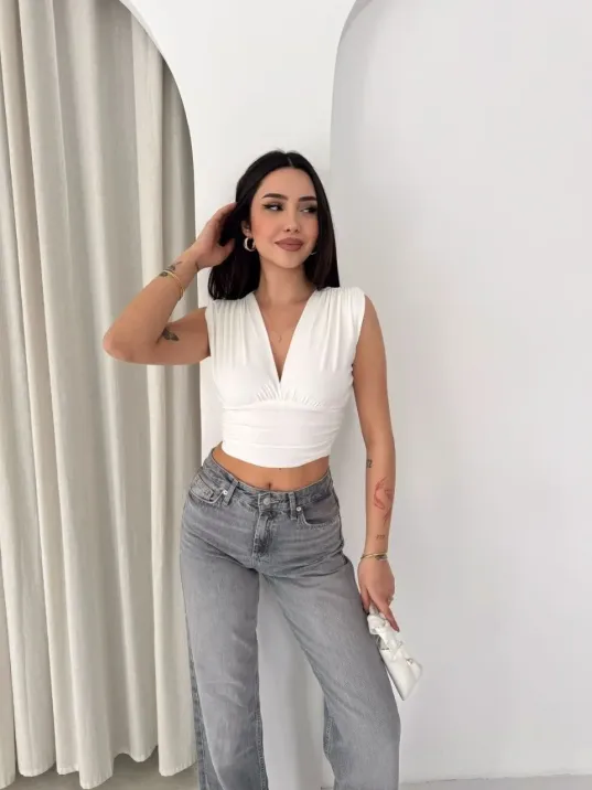 Kadın Vatkalı Kolsuz V Yaka Drapeli Crop Bluz Likralı Fit - Beyaz Kadın Vatkalı Kolsuz V Yaka Drapeli Crop Bluz Likralı Fit - Beyaz
