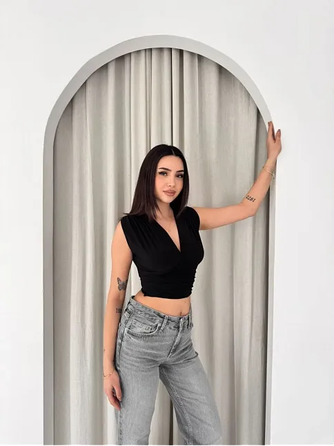 Kadın Vatkalı Kolsuz V Yaka Drapeli Crop Bluz Likralı Fit - Siyah