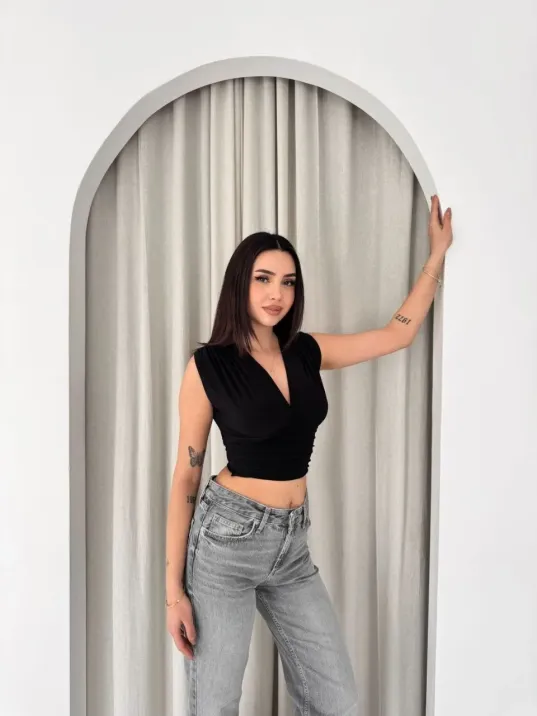 Kadın Vatkalı Kolsuz V Yaka Drapeli Crop Bluz Likralı Fit - Siyah Kadın Vatkalı Kolsuz V Yaka Drapeli Crop Bluz Likralı Fit - Siyah
