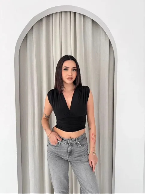Kadın Vatkalı Kolsuz V Yaka Drapeli Crop Bluz Likralı Fit - Siyah