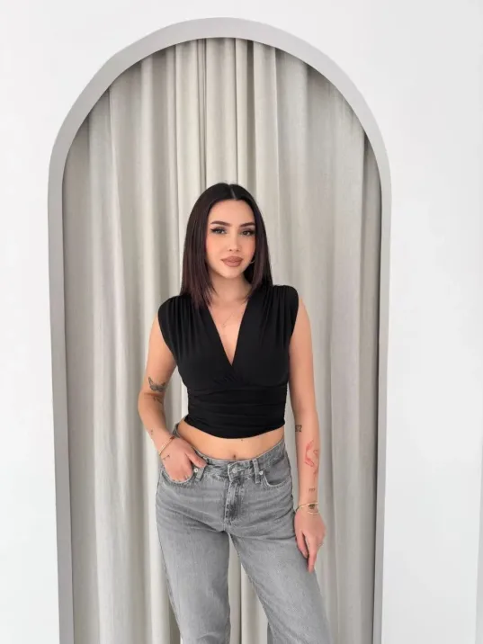 Kadın Vatkalı Kolsuz V Yaka Drapeli Crop Bluz Likralı Fit - Siyah Kadın Vatkalı Kolsuz V Yaka Drapeli Crop Bluz Likralı Fit - Siyah