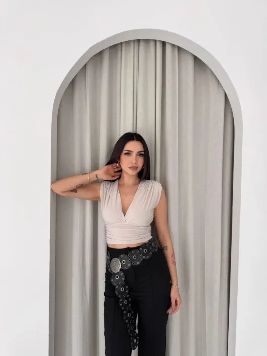 Kadın Vatkalı Kolsuz V Yaka Drapeli Crop Bluz Likralı Fit - Boyalı Gri