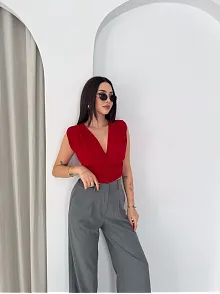Kadın Vatkalı Kolsuz V Yaka Drapeli Crop Bluz Likralı Fit - Kırmızı
