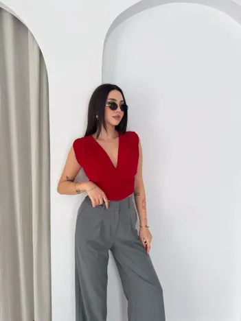 Kadın Vatkalı Kolsuz V Yaka Drapeli Crop Bluz Likralı Fit - Kırmızı