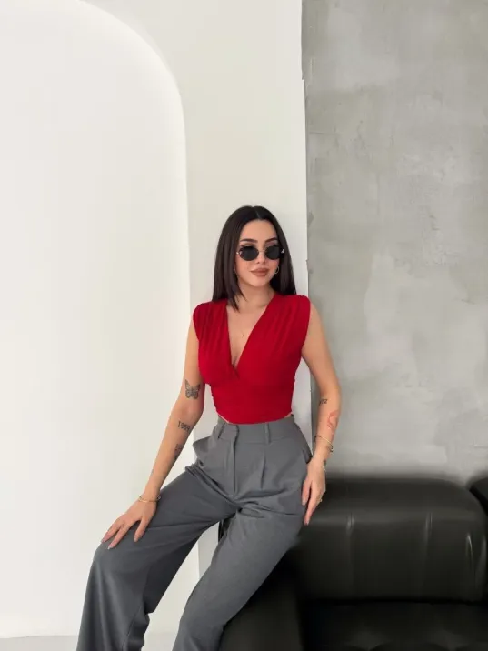Kadın Vatkalı Kolsuz V Yaka Drapeli Crop Bluz Likralı Fit - Kırmızı