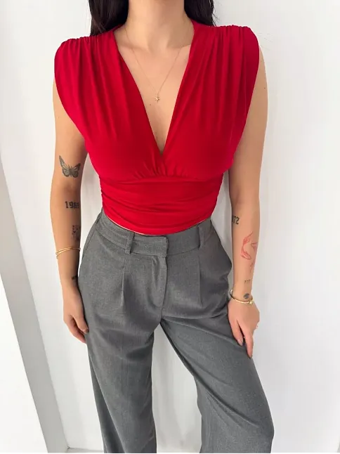 Kadın Vatkalı Kolsuz V Yaka Drapeli Crop Bluz Likralı Fit - Kırmızı
