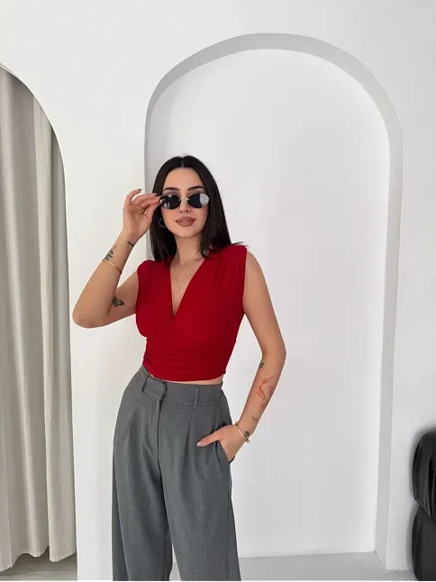 Kadın Vatkalı Kolsuz V Yaka Drapeli Crop Bluz Likralı Fit - Kırmızı