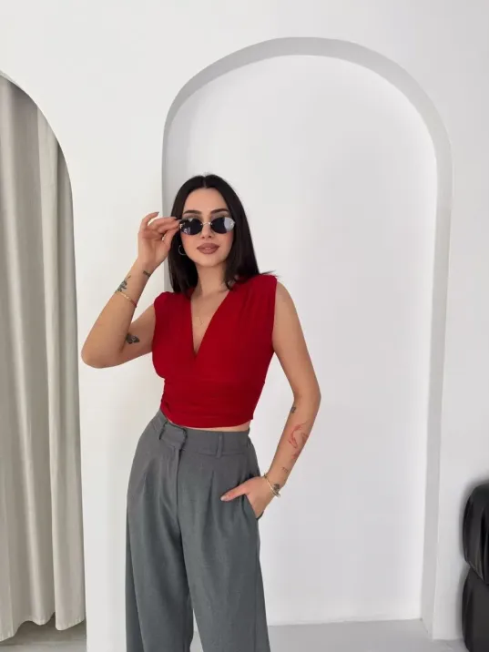 Kadın Vatkalı Kolsuz V Yaka Drapeli Crop Bluz Likralı Fit - Kırmızı