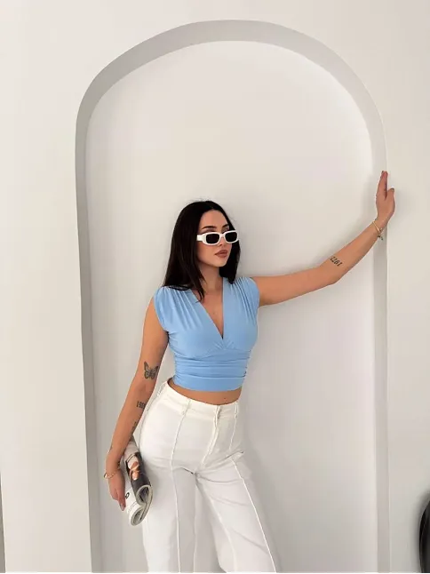 Kadın Vatkalı Kolsuz V Yaka Drapeli Crop Bluz Likralı Fit - Bebek Mavisi