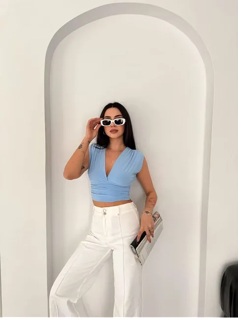 Kadın Vatkalı Kolsuz V Yaka Drapeli Crop Bluz Likralı Fit - Bebek Mavisi
