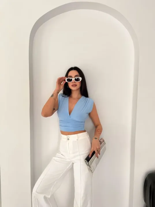 Kadın Vatkalı Kolsuz V Yaka Drapeli Crop Bluz Likralı Fit - Bebek Mavisi Kadın Vatkalı Kolsuz V Yaka Drapeli Crop Bluz Likralı Fit - Bebek Mavisi