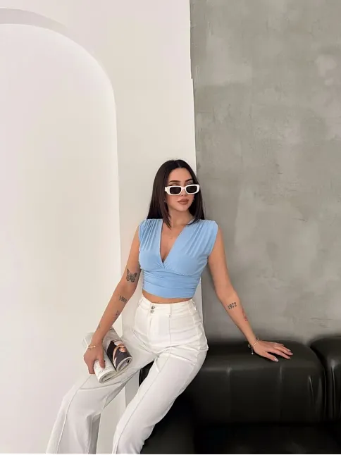 Kadın Vatkalı Kolsuz V Yaka Drapeli Crop Bluz Likralı Fit - Bebek Mavisi