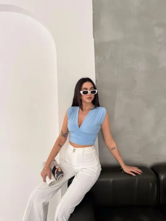 Kadın Vatkalı Kolsuz V Yaka Drapeli Crop Bluz Likralı Fit - Bebek Mavisi Kadın Vatkalı Kolsuz V Yaka Drapeli Crop Bluz Likralı Fit - Bebek Mavisi