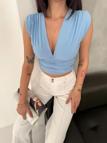 Kadın Vatkalı Kolsuz V Yaka Drapeli Crop Bluz Likralı Fit - Bebek Mavisi