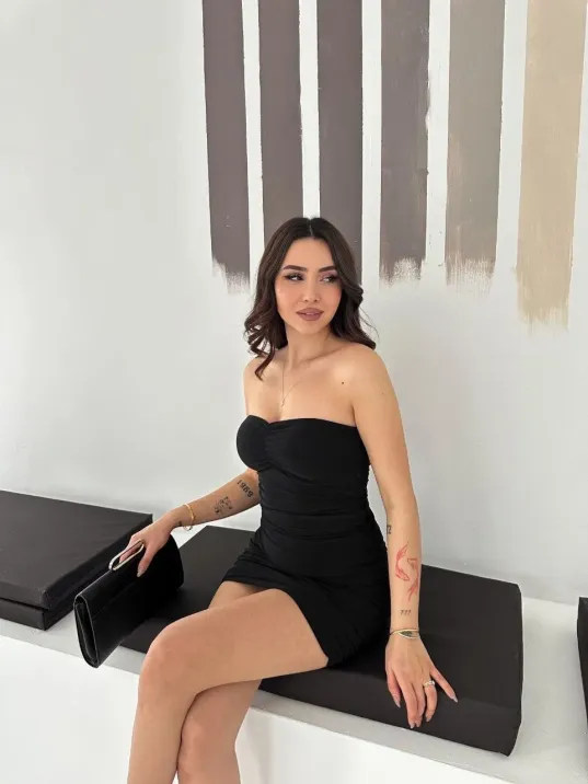 Kadın Drapeli Straplez Mini Elbise Esnek Kumaş Vücuda Oturan Gece Elbisesi - Siyah Kadın Drapeli Straplez Mini Elbise Esnek Kumaş Vücuda Oturan Gece Elbisesi - Siyah