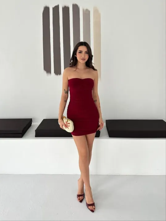 Kadın Drapeli Straplez Mini Elbise Esnek Kumaş Vücuda Oturan Gece Elbisesi - Bordo Kadın Drapeli Straplez Mini Elbise Esnek Kumaş Vücuda Oturan Gece Elbisesi - Bordo