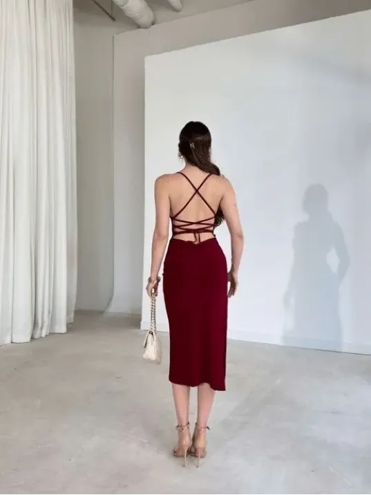 Kadın İp Askılı Sırt Dekolteli Bağlama Detaylı Yırtmaçlı Midi Elbise - Bordo