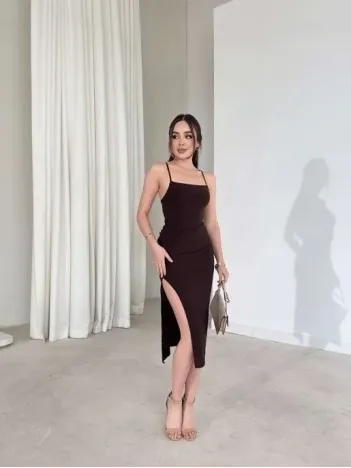 Kadın İp Askılı Sırt Dekolteli Bağlama Detaylı Yırtmaçlı Midi Elbise - Kahverengi