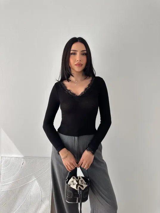 Kadın Dantel Detaylı V Yaka Arkası V Yaka Kaşmir Dokulu Uzun Kollu Bluz - Siyah Kadın Dantel Detaylı V Yaka Arkası V Yaka Kaşmir Dokulu Uzun Kollu Bluz - Siyah