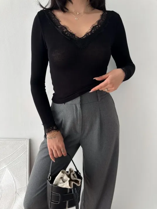 Kadın Dantel Detaylı V Yaka Arkası V Yaka Kaşmir Dokulu Uzun Kollu Bluz - Siyah Kadın Dantel Detaylı V Yaka Arkası V Yaka Kaşmir Dokulu Uzun Kollu Bluz - Siyah